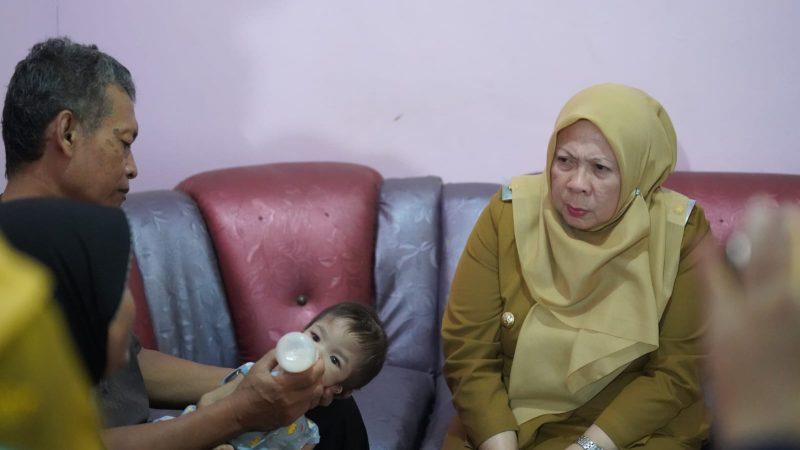 Wakil Wali Kota Palu, Reny A Lamadjido melakukan kunjungan ke rumah balita penderita gizi buruk di Kelurahan Birobuli Utara, Senin (30/12/2024)/Pemkot Palu