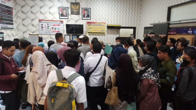 Ratusan honorer memadati gedung pelayanan terpadu Polresta Palu untuk mengajukan permohonan pembuatan SKCK, Senin (06/01/2025)/Ist