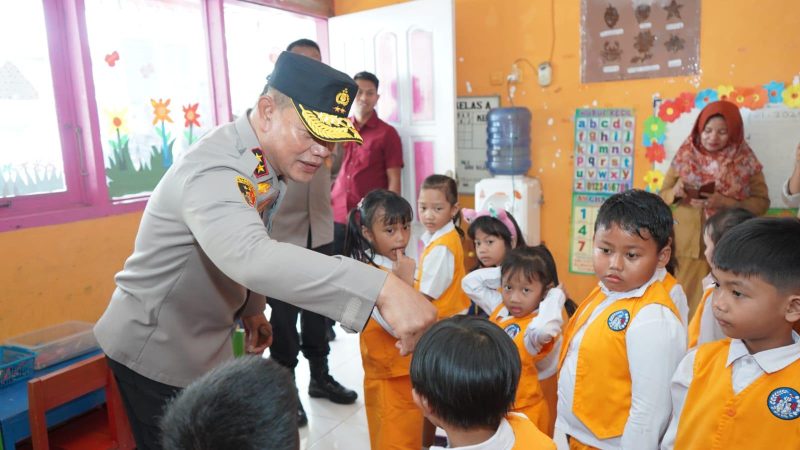Kapolda Sulteng, Irjen Agus Nugroho melakukan kunjungan ke beberapa lokasi pembangunan fasilitas kesehatan, rumah dan sekolah milik Polri di Kota Palu, Selasa (07/01/2025)/Ist
