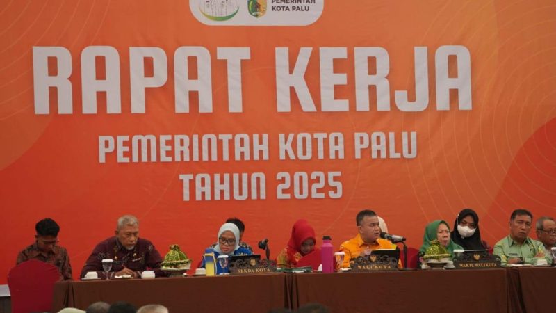 Wali Kota Palu, Hadianto Rasyid memimpin langsung rapat kerja Pemerintah Kota Palu tahun 2025 di Ballroom Hotel Best Western, Kamis (23/01/2025)/Pemkot Palu