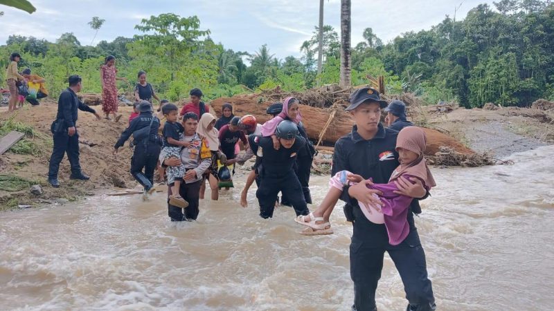 Satbrimob Polda Sulteng menerjunkan personel untuk membantu warga terdampak banjir di Desa Kayulompa, Kecamatan Basidondo, Kabupaten Tolitoli, Minggu (02/02/2025)/Ist