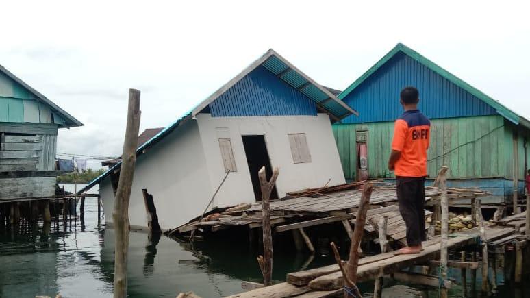 Angin kencang melanda sejumlah wilayah di Kabupaten Banggai Laut (Balut), Sulawesi Tengah, Minggu (09/02/2025)/Ist