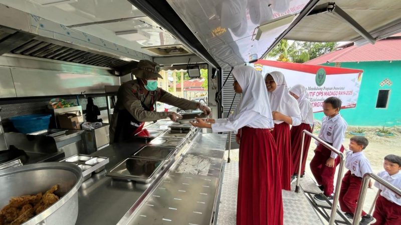 Satgas Madago Raya menggelar Makan Bergizi Gratis (MBG) di Madrasah Ibtidaiyah Darul Da’wah Wal Irsyad Masamba, Senin (17/02/2025)/Ist