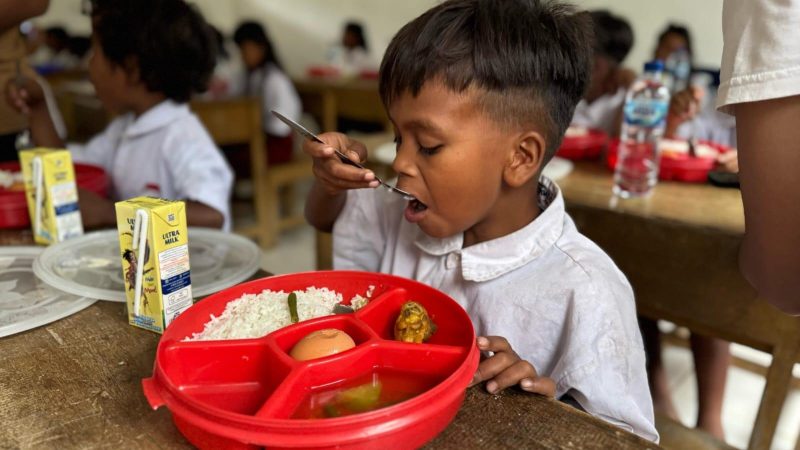 Satgas Madago Raya beri Makan Bergizi Gratis (MBG) di dua desa terpencil/Ist