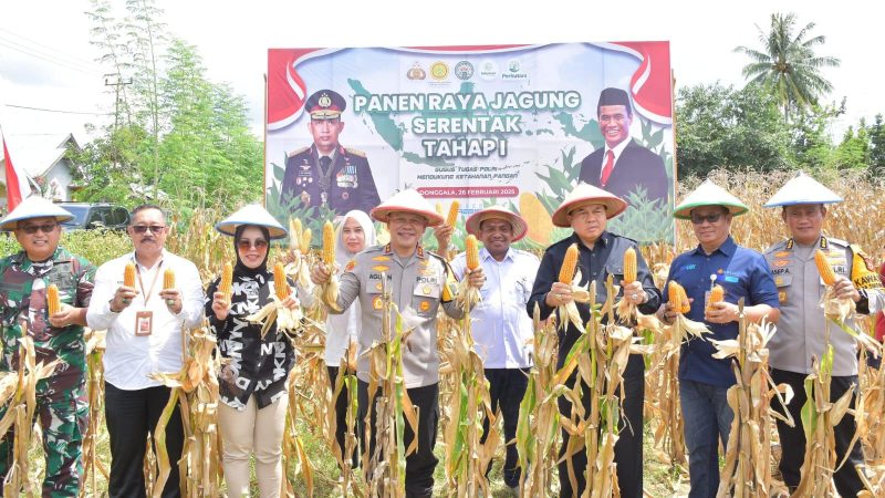 Kapolda Sulteng, Irjen Agus Nugroho memimpin pelaksanaan panen raya jagung serentak tahap I di Desa Labuan Toposo, Kecamatan Labuan, Kabupaten Donggala, Rabu (26/2/2025)/Ist