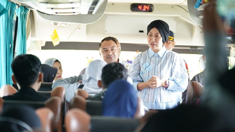 Wakil Wali Kota Palu, Imelda Liliana Muhidin menyambut kedatangan peserta program Mudik Gratis tahun 2025, Minggu (23/03/2025)/Pemkot Palu