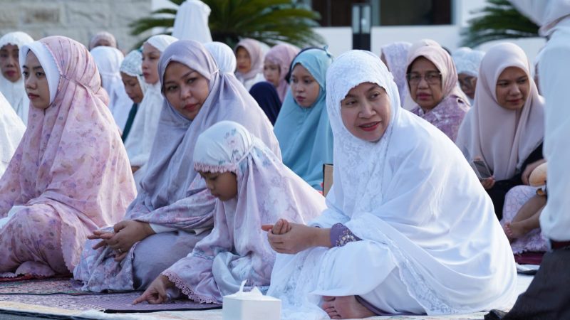 Wakil Wali Kota Palu, Imelda Liliana Muhidin mengikuti pelaksanaan Salat Idulfitri 1446 H di halaman Sriti Convention Hall Palu, Senin (31/03/2025)/Pemkot Palu