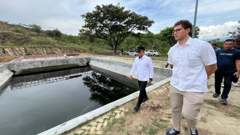 Wali Kota Palu, Hadianto Rasyid mendampingi kunjungan investor asal Amerika Serikat ke tempat pemrosesan akhir (TPA) Kawatuna, Sabtu (19/04/2025)/Pemkot Palu