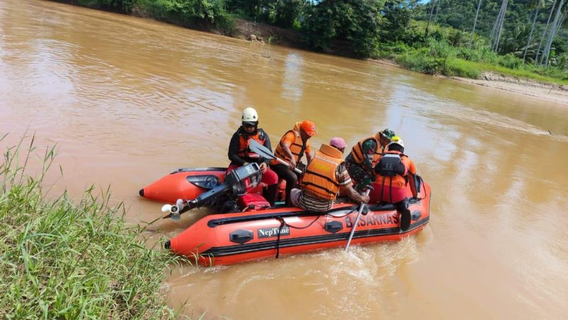 Tim SAR lakukan pencarian terhadap bocah yang hanyut di sungai Desa Lambunu/Ist