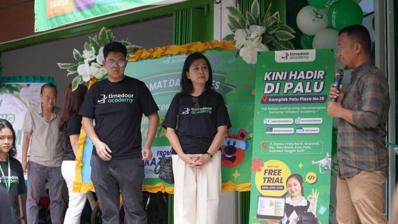 Plt Asisten Bidang Administrasi Perekonomian Sekretariat Daerah Kota Palu, Rahmad Mustafa meresmikan pembukaan Timedoor Academy Palu, Sabtu (26/04/2025)/Pemkot Palu