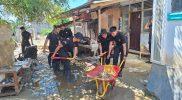 Brimob Polda Sultent menerjunkan personel untuk membantu penanganan banjir di Kelurahan Kabonena, Kecamatan Ulujadi, Kota Palu, Minggu (27/04/2025)/Ist
