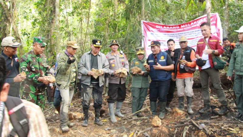 Polres Sigi bersama pemerintah daerah setempat menutup penutupan lokasi tambang ilegal di Dusun Kangkuro, Desa Tomado, Kecamatan Lindu. Kabupaten Sigi, Minggu (27/04/2025)/Ist