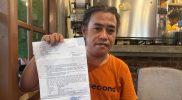 Pimred beritamorut.id, Heandly Mangkali memperlihatkan surat pemberitahuan penetapan tersangka kasus ITE/Ist