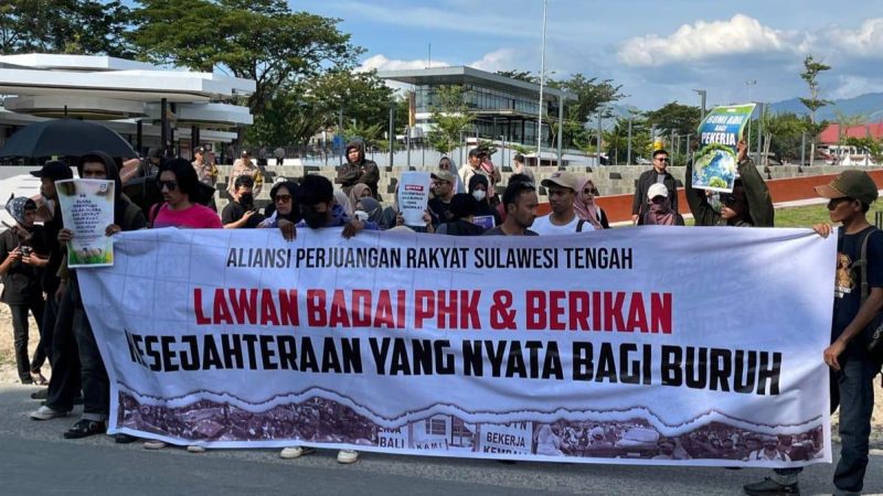 Puluhan aktivis bersama mahasiswa di Kota Palu menggelar aksi peringatan Hari Buruh Internasional atau May Day, Kamis (01/05/2025)/hariansulteng