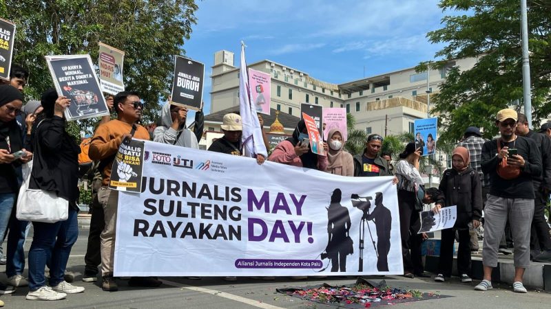Sejumlah organisasi jurnalis dan media di Kota Palu menggelar aksi peringatan Hari Buruh Internasional atau May Day, Jumat (02/05/2025)/hariansulteng