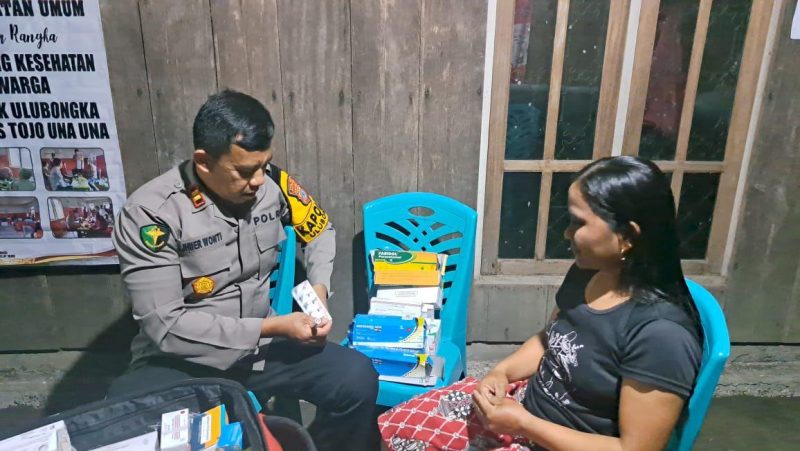 Kapolsek Ulubongka, Iptu Muhajir Wonti memberikan pelayanan kesehatan gratis bagi warga Desa Kasiala, Kecamatan Ulubongka, Kabupaten Tojo Una-Una/Ist