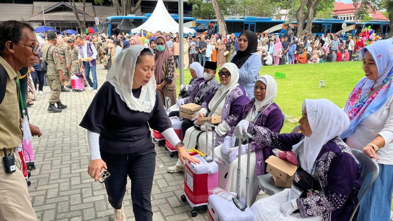 Wakil Wali Kota Palu, Imelda Liliana Muhidin melepas calon jemaah haji kloter 8 tahun 2025, Jumat (16/05/2025)/Pemkot Palu