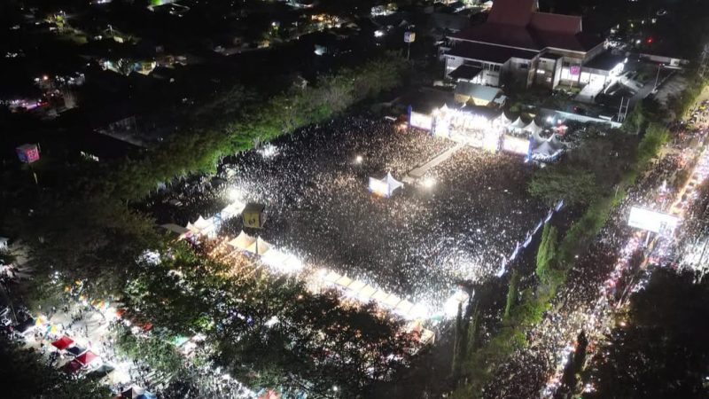 Warga memadati Lapangan Imanuel Palu di malam penutupan Semarak Sulteng Nambaso, Senin (12/05/2025)/Ist