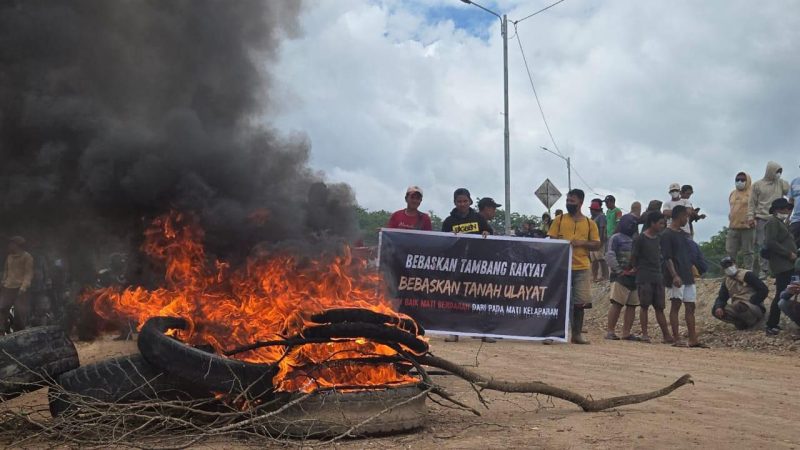 Puluhan warga lingkar tambang Poboya menggelar aksi unjuk rasa dengan menutup akses jalan menuju kantor PT Citra Palu Minerals (CPM), Selasa (20/05/2025)/Ist