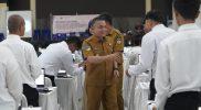 Wali Kota Palu, Hadianto Rasyid meninjau langsung pelaksanaan ujian seleksi Pegawai Pemerintah dengan Perjanjian Kerja (PPPK) tahap 2 untuk instansi Pemerintah Kota Palu, Senin (19/05/2025)/Pemkot Palu
