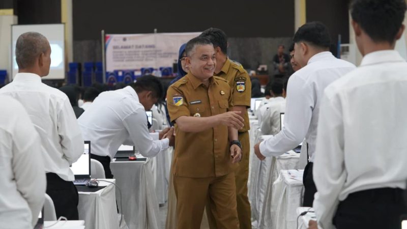 Wali Kota Palu, Hadianto Rasyid meninjau langsung pelaksanaan ujian seleksi Pegawai Pemerintah dengan Perjanjian Kerja (PPPK) tahap 2 untuk instansi Pemerintah Kota Palu, Senin (19/05/2025)/Pemkot Palu