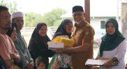 Asisten bidang Pemerintahan dan Kesra Setda Kota Palu, Usman secara simbolis menyalurkan zakat, infak, dan sedekah (ZIS), Selasa (20/05/2025)/Pemkot Palu