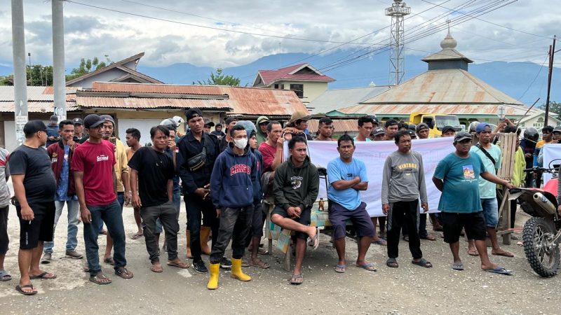 Aksi warga lingkar tambang Poboya tutup akses jalan menuju Kantor PT CPM, Selasa (20/05/2025)/hariansulteng