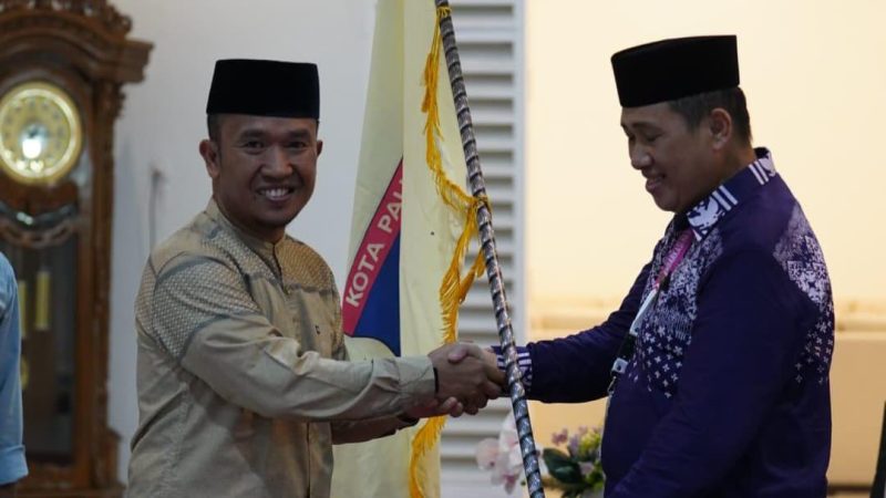 Asisten bidang Perekonomian dan Pembangunan Setda Kota Palu, Rahmat Mustafa melepas 89 calon jemaah haji kloter 12 atau kloter terakhir, Rabu (21/05/2025)/Pemkot Palu