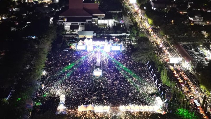 Warga memadati Lapangan Imanuel Palu di malam penutupan Semarak Sulteng Nambaso, Senin (12/05/2025)/Ist