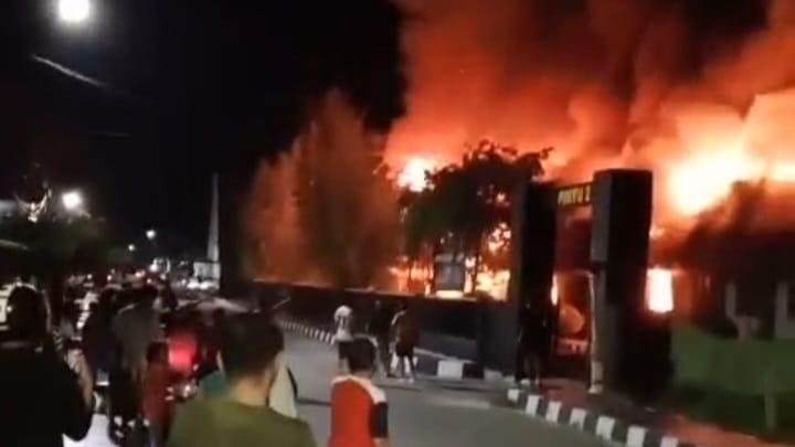 Kebakaran hebat melanda Markas Kodim 1307/Poso pada Senin malam (26/05/2025)/Ist