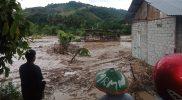 Banjir bandang menerjang Desa Wombo Kalonggo, Kecamatan Tanantovea, Kabupaten Donggala, Selasa (27/05/2025)/Ist