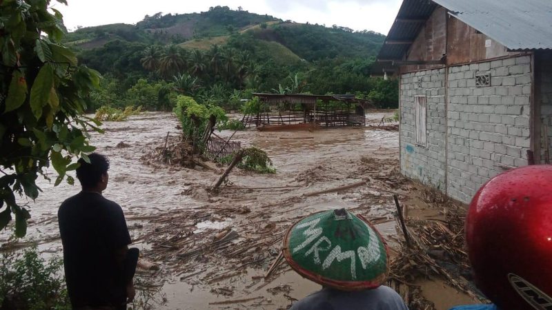 Banjir bandang menerjang Desa Wombo Kalonggo, Kecamatan Tanantovea, Kabupaten Donggala, Selasa (27/05/2025)/Ist