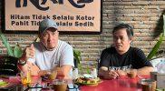 Heandly Mangkali (kanan) bersama kuasa hukumnya, Mardiman Sane (kiri) gelar jumpa pers usai sidang praperadilan, Kamis (29/05/2025)/hariansulteng