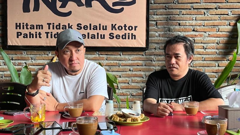 Heandly Mangkali (kanan) bersama kuasa hukumnya, Mardiman Sane (kiri) gelar jumpa pers usai sidang praperadilan, Kamis (29/05/2025)/hariansulteng
