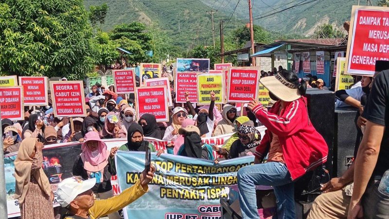 Demonstrasi warga Warga Tipo dan Kalora menolak aktivitas tambang Galian C, Selasa, 10 Juni 2025 (Sumber: Mawan/hariansulteng.com)