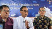 Menteri P2MI Abdul Kadir Karding (tengah) wawancara doorstop dengan wartawan usai penyaluran daging kurban di Palu, Sabtu, 7 Juni 2025 (Sumber: Fandy/hariansulteng.com)