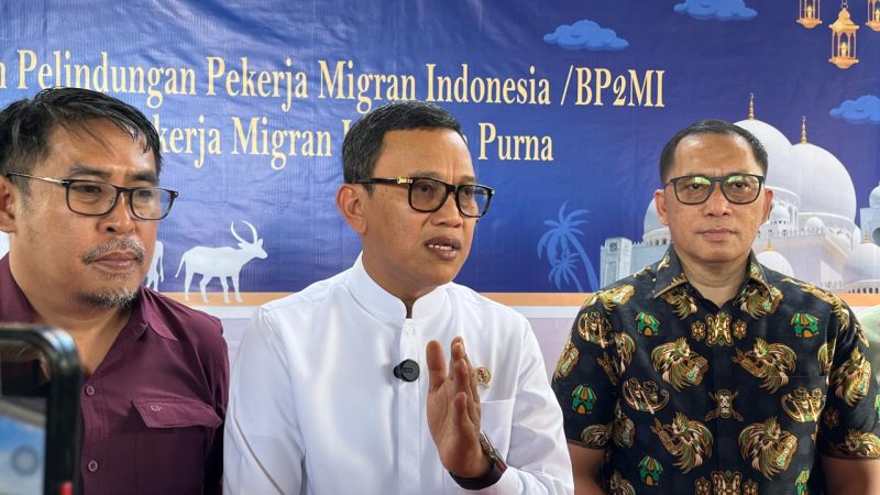 Menteri P2MI Abdul Kadir Karding (tengah) wawancara doorstop dengan wartawan usai penyaluran daging kurban di Palu, Sabtu, 7 Juni 2025 (Sumber: Fandy/hariansulteng.com)