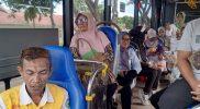 Momen Irmayanti bersama sejumlah pimpinan OPD lingkup Pemkot Palu naik Bus Trans Palu, Jumat (13/6/2025). (Sumber: Pemkot Palu)