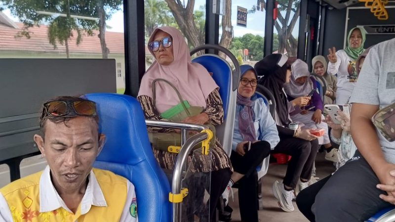 Momen Irmayanti bersama sejumlah pimpinan OPD lingkup Pemkot Palu naik Bus Trans Palu, Jumat (13/6/2025). (Sumber: Pemkot Palu)