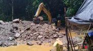 Sebuah Alat berat sedang mengeruk material tambang di Desa Lobu belum lama ini. (Sumber: Ist)