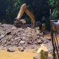 Sebuah Alat berat sedang mengeruk material tambang di Desa Lobu belum lama ini. (Sumber: Ist)