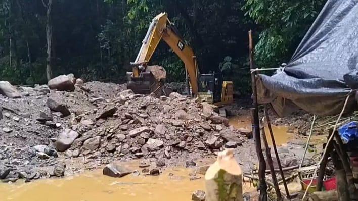 Sebuah Alat berat sedang mengeruk material tambang di Desa Lobu belum lama ini. (Sumber: Ist)