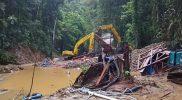 Sejumlah alat berat beroperasi di lokasi penambangan emas ilegal Kecamatan Taopa. (Sumber: Ist)