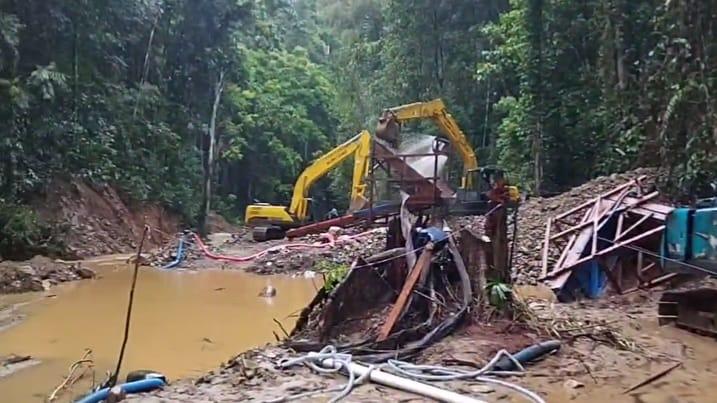 Sejumlah alat berat beroperasi di lokasi penambangan emas ilegal Kecamatan Taopa. (Sumber: Ist)