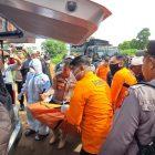 Tim SAR mengevakuasi korban longsor di Desa Tirtanagaya, Selasa (24/6/2025). (Sumber: Ist)