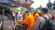 Tim SAR mengevakuasi korban longsor di Desa Tirtanagaya, Selasa (24/6/2025). (Sumber: Ist)
