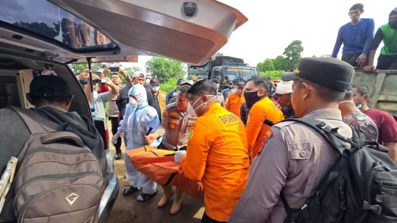 Tim SAR mengevakuasi korban longsor di Desa Tirtanagaya, Selasa (24/6/2025). (Sumber: Ist)