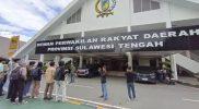 Massa Aliansi Aliansi Peduli Lingkungan Sulteng menyuarakan masalah PETI di depan Kantor DPRD Sulteng, Kamis (26/6/2025). (Sumber: Ist)