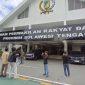 Massa Aliansi Aliansi Peduli Lingkungan Sulteng menyuarakan masalah PETI di depan Kantor DPRD Sulteng, Kamis (26/6/2025). (Sumber: Ist)