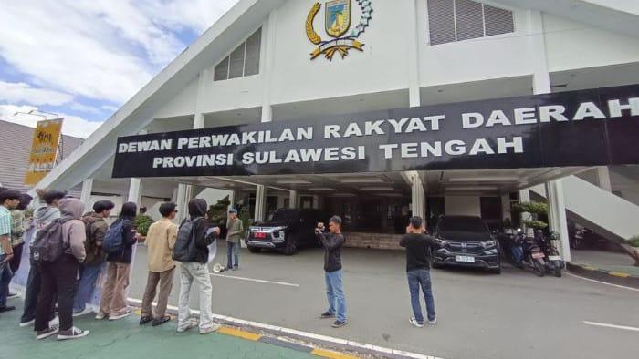 Massa Aliansi Aliansi Peduli Lingkungan Sulteng menyuarakan masalah PETI di depan Kantor DPRD Sulteng, Kamis (26/6/2025). (Sumber: Ist)